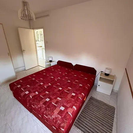Virginia Apartment *