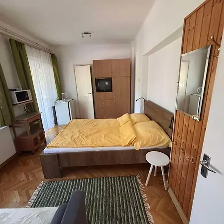 Virginia Apartment *